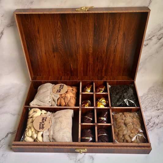The NutJob - Dried Fruits & Nuts Premium Wooden Gift Box - Nuts, Dried Fruits, Chocolate - Gift Box - 500g (Blueberry)